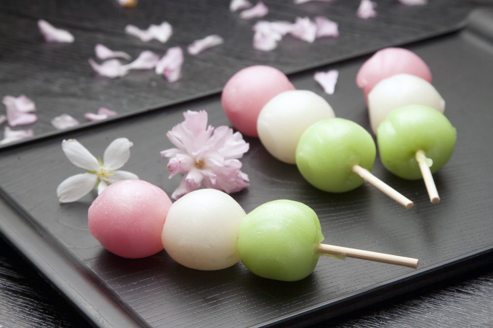 I Dango colorati e gustosi, sono i dolci giapponesi da servire allo spiedo.  - Alpensushi